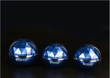 Láhev s pumpičkou pro péči o pleť