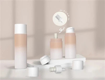 Černá láhev s bezvzduchovou pumpou